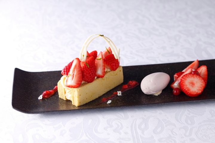 和歌山県産苺“まりひめ”とピスタチオのお皿で楽しむフレジエ “まりひめ”で作ったアイスクリームとともに