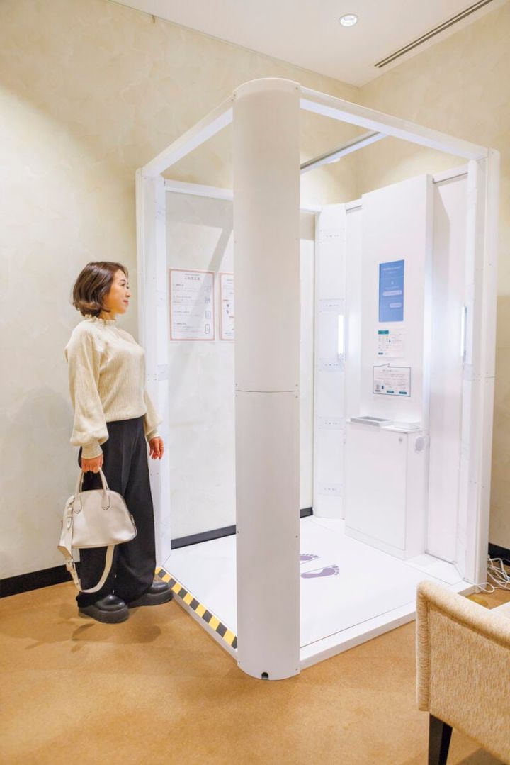 肌着で足跡マークのところに立って診断