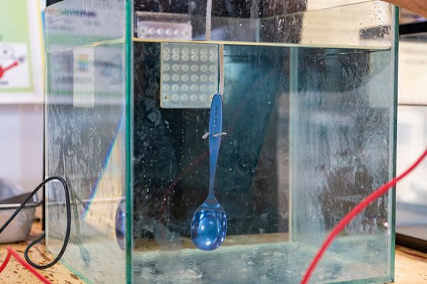 ギネス認定の世界最大スプーン＆フォークを知ってる？キャンプギアに活かされている技術とは？