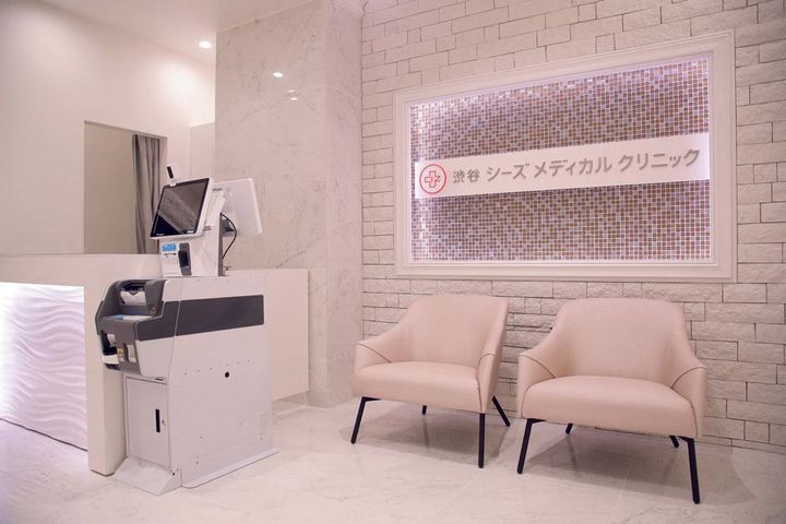 今回体験した「シュワルチー」は1部位1回 ￥49,800。4回コース ￥159,360など複数回受ける場合のプラン、脂肪冷却と組み合わせたコースも。医療ダイエットで知られるクリニックで、マシンと点滴メニューの豊富さに定評が。部分痩せしたい、筋肉を増やしたいといった相談や、肥満遺伝子検査(￥11,000) で自分のボディがもつ傾向を把握してボディメイクに役立てる人も。自己流ダイエットで変化が感じられない人に最適。