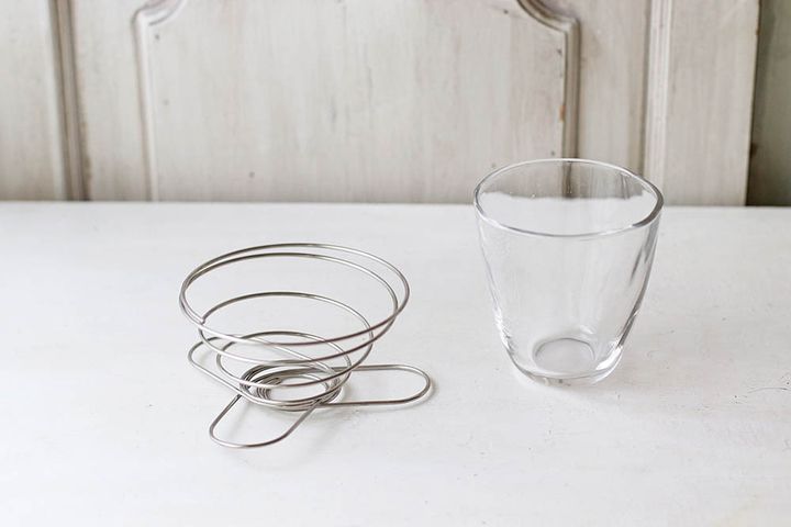 グラスと折りたたみコーヒードリッパー