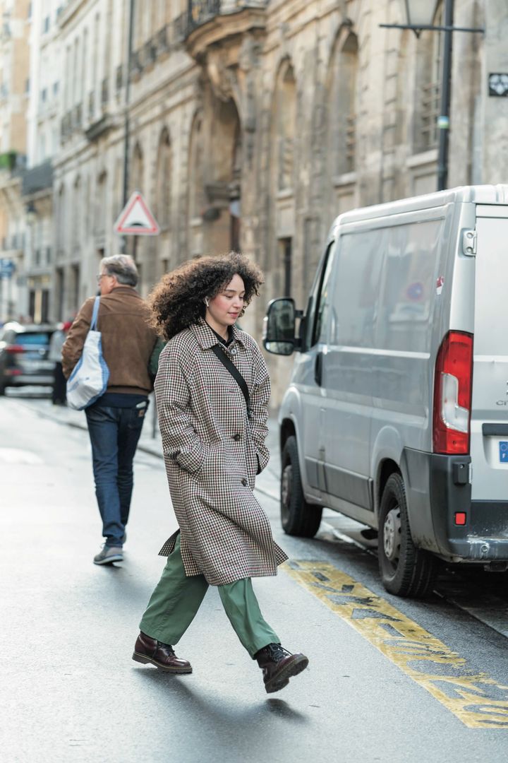 グリーンのボトムスとチェックのアウターが相性抜群！ふわふわヘアも超キュート