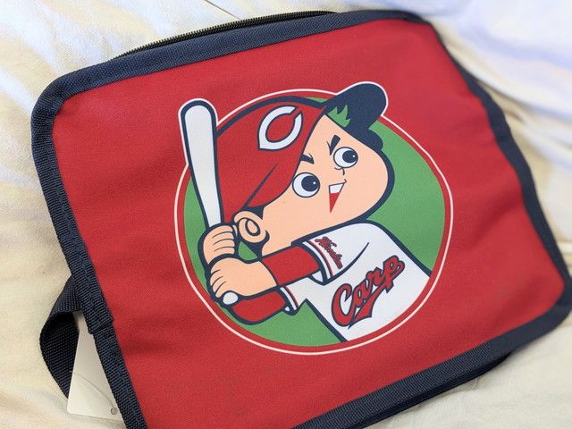 広島東洋カープのキャラクター・カープ坊やの折りたたみチェア