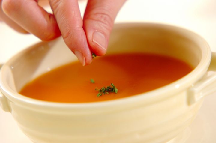 エビ風味のトマトスープの作り方5