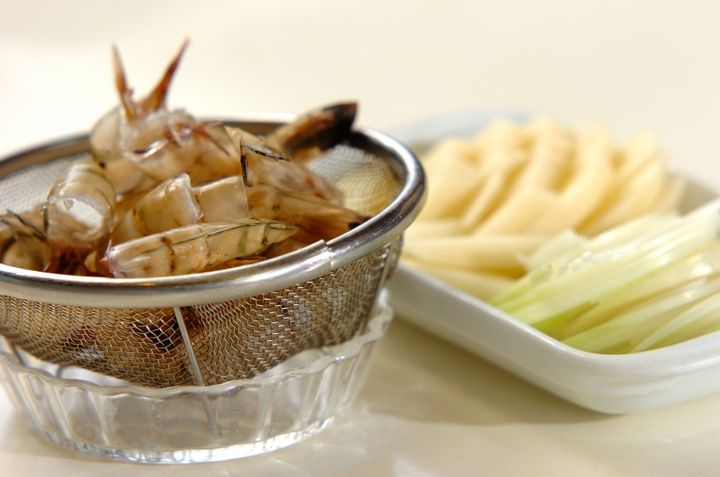 エビ風味のトマトスープの下準備1