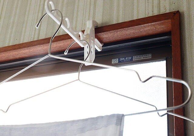 ダイソーのスペースを有効活用するハンガーラック 窓枠用