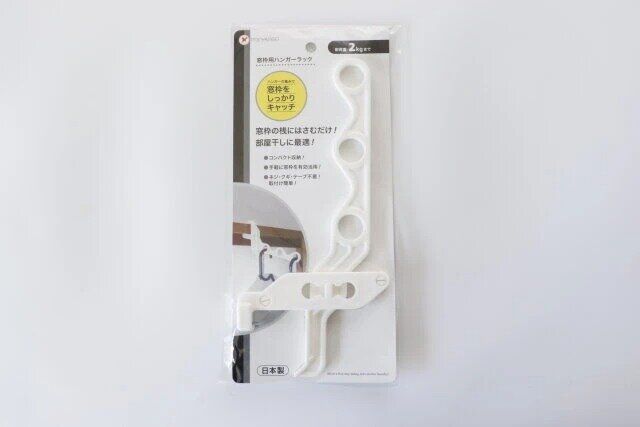 ダイソーのハンガーラック 窓枠用のパッケージ