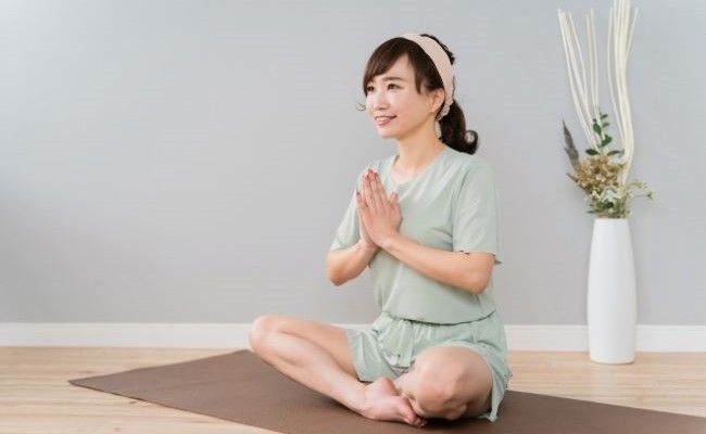 ヨガをする女性