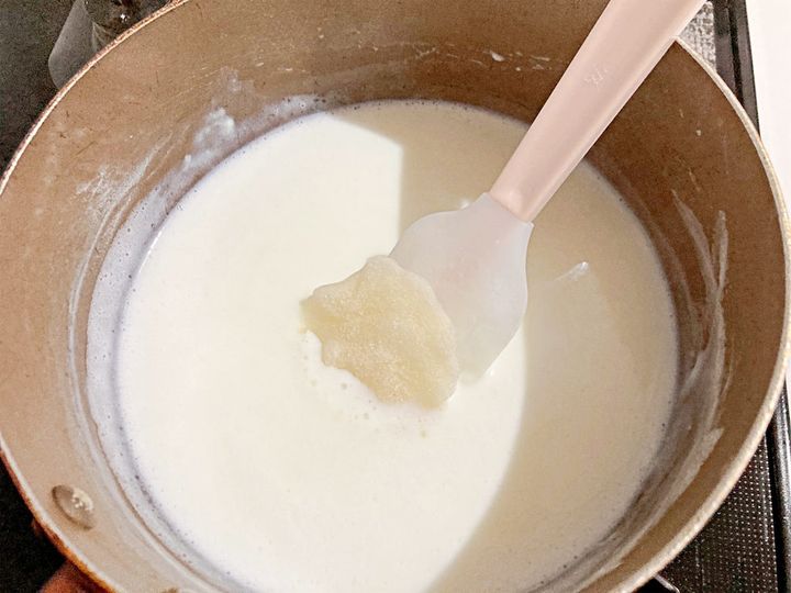 温まった牛乳にゼラチンを入れる