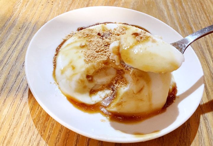 黒蜜ときなこをかけた牛乳プリン