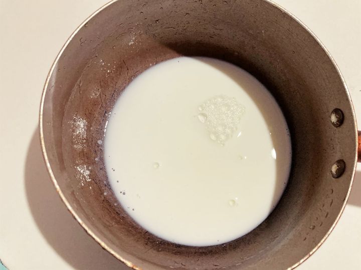 少量の牛乳と片栗粉を混ぜる