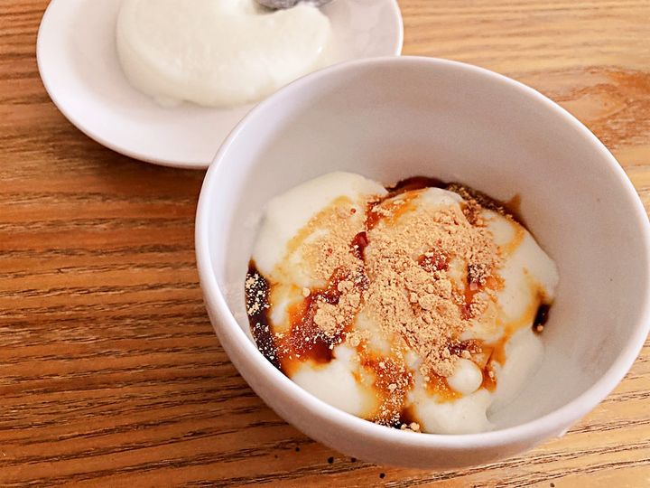 崩してトッピングをした牛乳プリン