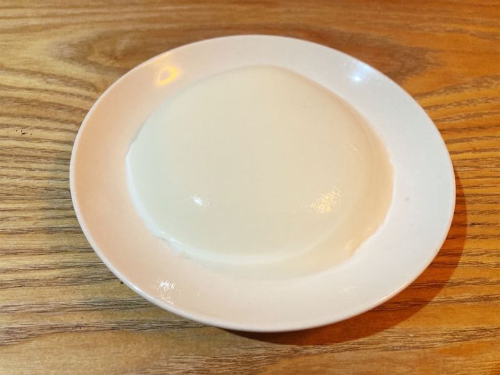 お皿に出した牛乳プリン
