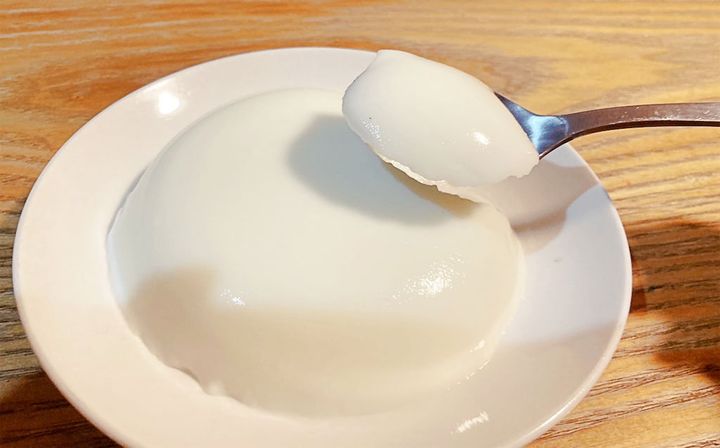 スプーンですくった牛乳プリン