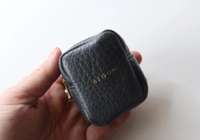 ダイソーの折りたたみエコバッグ（ミニポーチ付、黒、グレー）のパッケージ