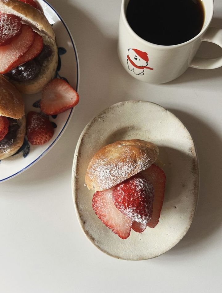 旬のイチゴとほっくりあんバターのライ麦ロールサンド【渡辺友美子のコーヒーに合うお菓子のレシピ vol.71 〜レシピで旅するヨーロッパ〜】