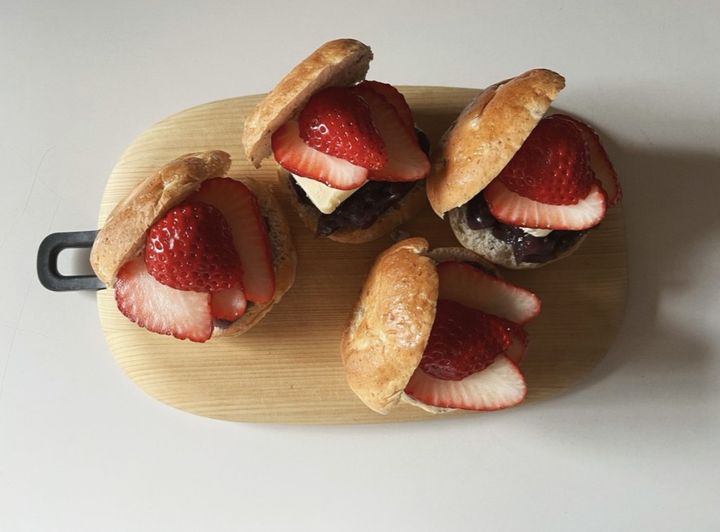 旬のイチゴとほっくりあんバターのライ麦ロールサンド【渡辺友美子のコーヒーに合うお菓子のレシピ vol.71 〜レシピで旅するヨーロッパ〜】