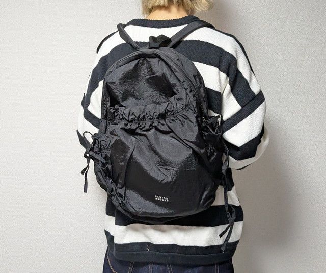 フリルギャザーリュック持ったところ