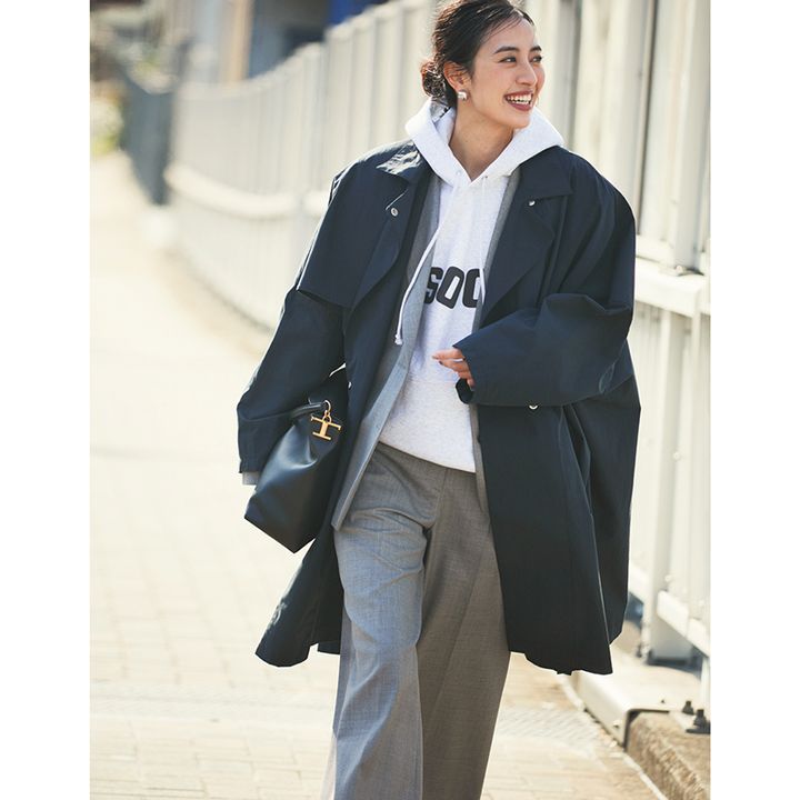 ネイビートレンチにジャケットセットアップのコーデ