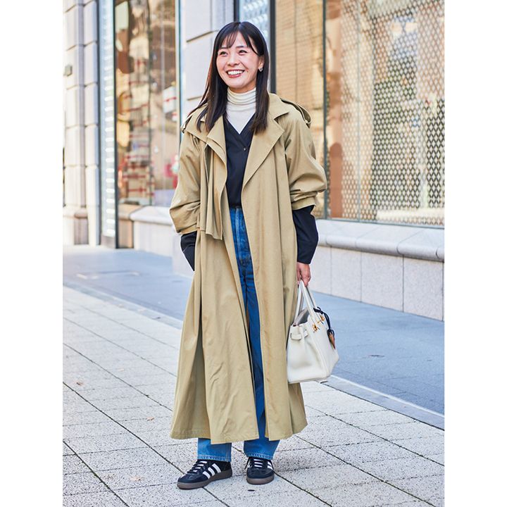 セリーヌのトレンチコートにデニムパンツ、アディダスのサンバを合わせたVERY読者のSNAP