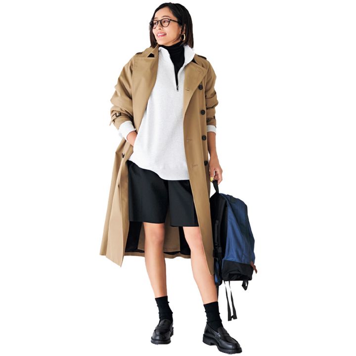 ハーフジップスウェットにハーフパンツ、ベージュのトレンチコート