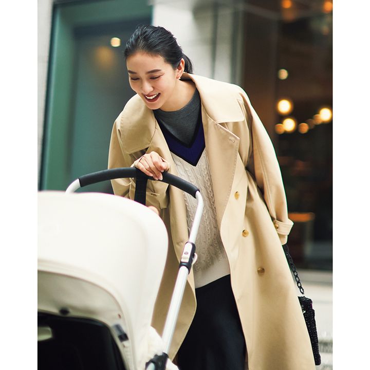 Vネックニットにグレーカットソー、ベージュトレンチのコーデ