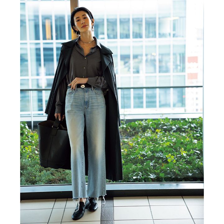 ダークトーントレンチに薄ブルーデニム、グレーのボタンダウンシャツ