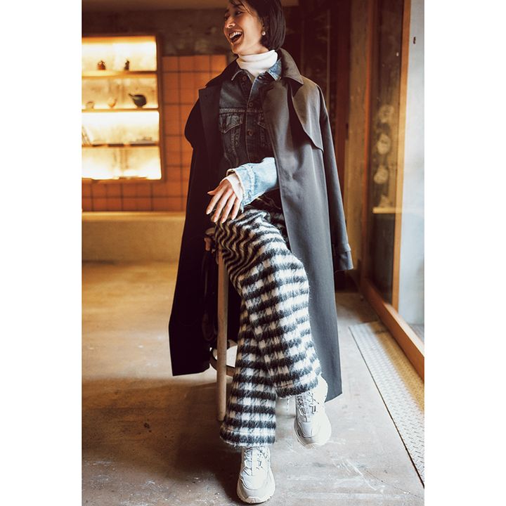 総柄パンツにダークカラートレンチ