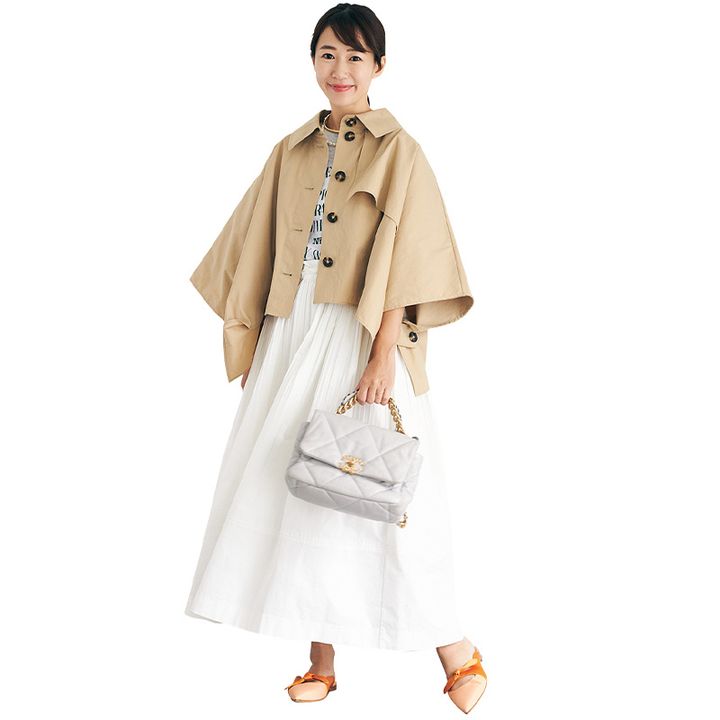 ンチョ型ショートトレンチコートに、白スカートのコーデ