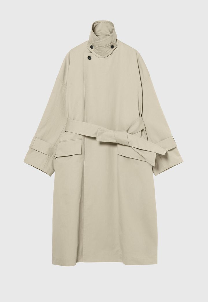 デパリエのベージュトレンチコート（ベルトを締めた状態）