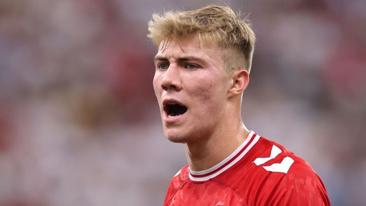 レジェンドのパフォーマンスをマネた22歳FWが物議、「からかったわけでは…」