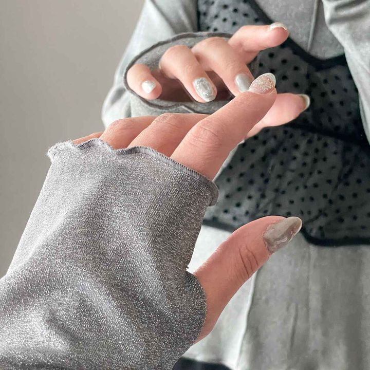 画像: 指穴付きで個性的に♡