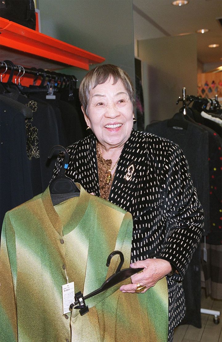 デザイナーの小篠綾子（コシノアヤコ）、大阪・岸和田市の自宅で2001年12月10日撮影