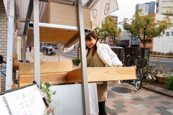 1段目におむすびを載せ、2段目にはメニュー表やサンプル用のおむすびを並べる