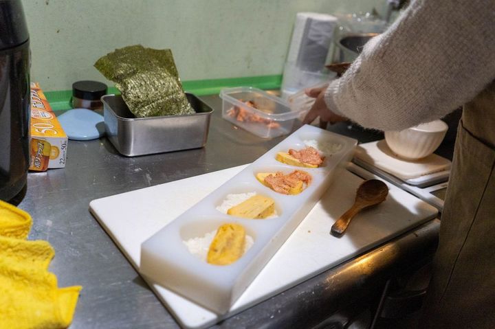 定番メニューのおむすび「だし巻き明太子」