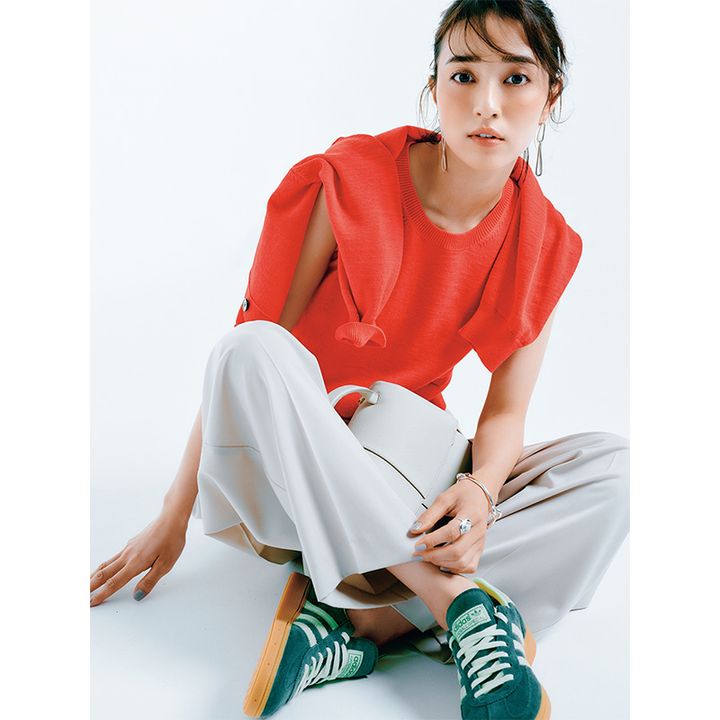 最低気温21度の日におすすめの赤ツインニット×パンツの岡本あずささん