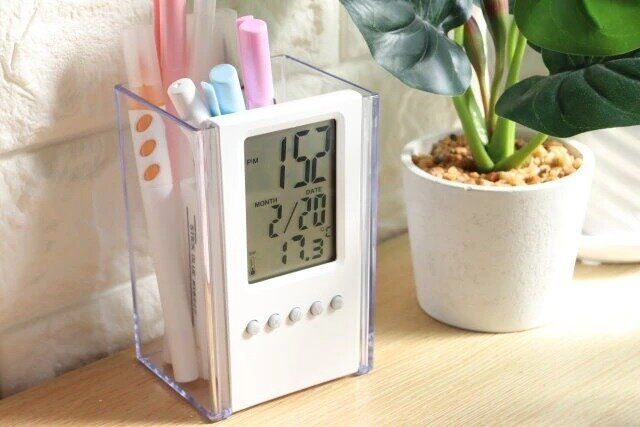 多機能すぎるダイソーのペンスタンド付デジタル時計
