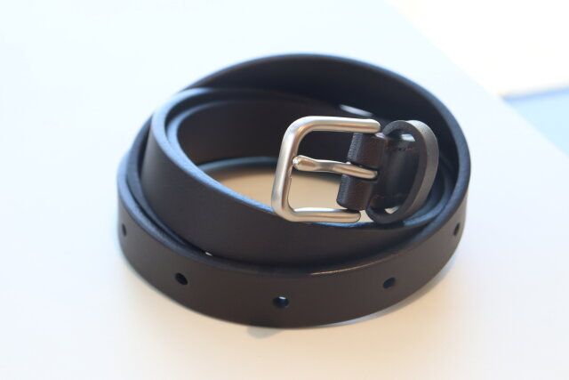 ユニクロユーのナローロングレザーベルト1