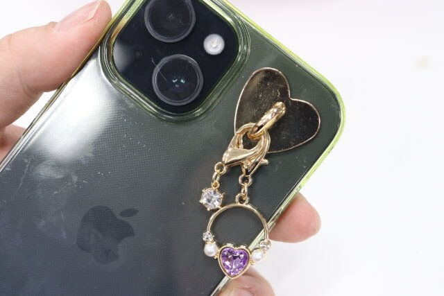 ダイソー 5040 スマホチャーム（ハートフープ、4P） スマホ 使用例