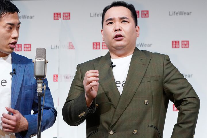 ミルクボーイの内海崇さん（右）と駒場孝さん（左）（2021年2月11日、時事通信フォト）