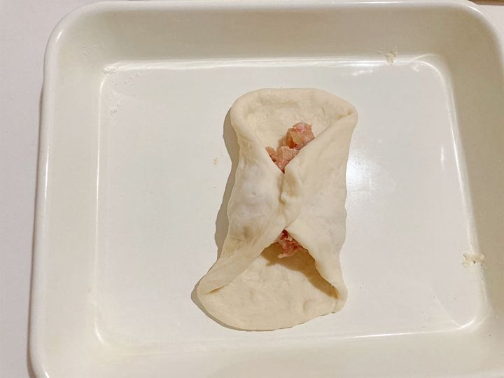 生地で肉だねを包む