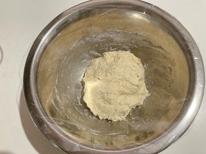 ラップをかけて生地を休ませる