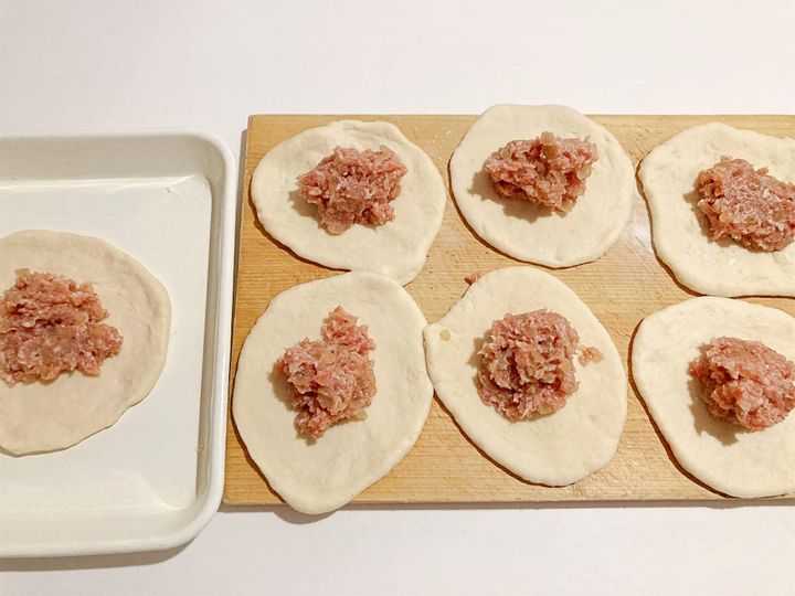 肉だねをのせた生地