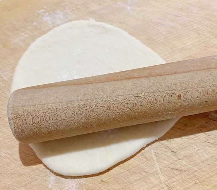 生地を麺棒でのばす