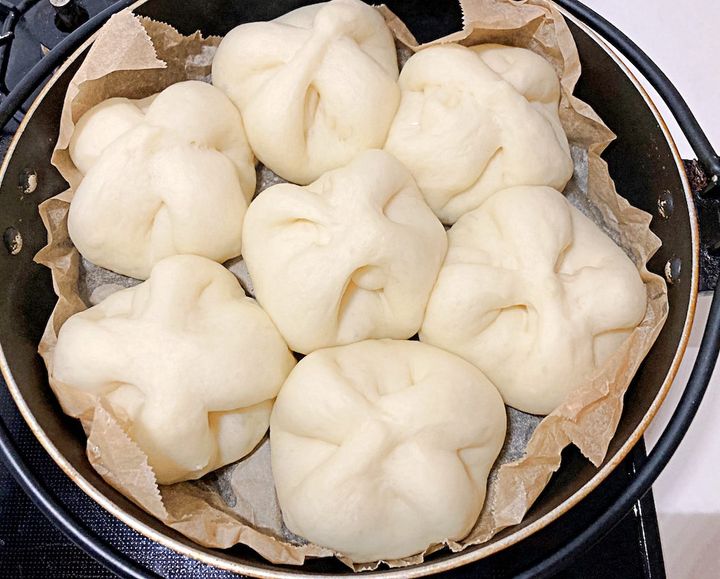 蒸しあがった豚まん