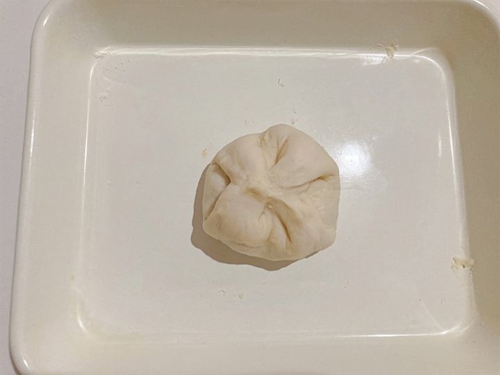 生地で肉だねを包む