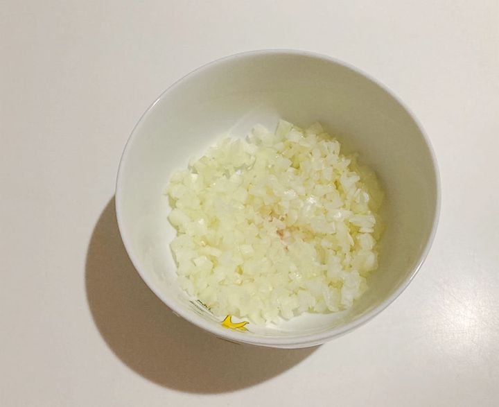 玉ねぎをみじん切りにする