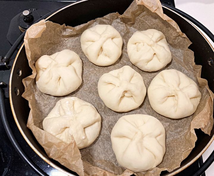 フライパンに生地を並べて二次発酵させる