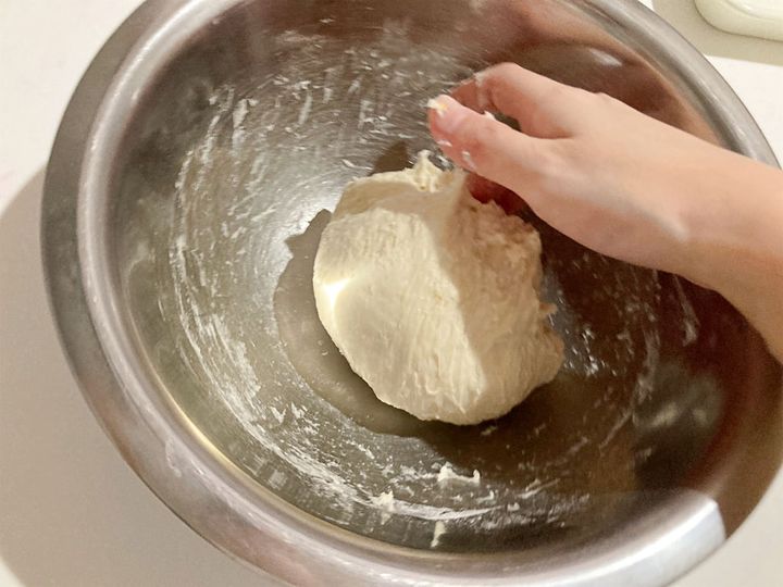 生地をこねる作業