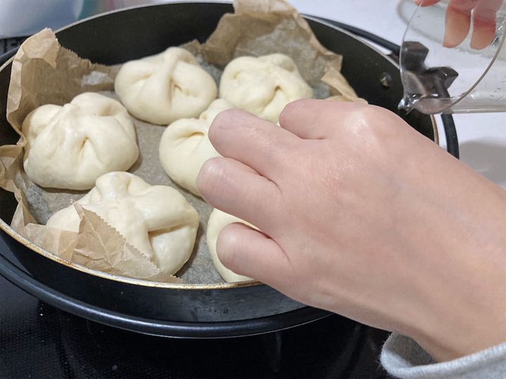 クッキングシートの下に水を注ぐ